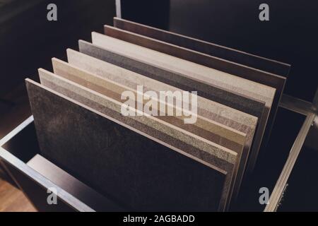 Home Einrichtungshaus zeigt Varianten aus Stein für die Küchenarbeitsplatte Stockfoto