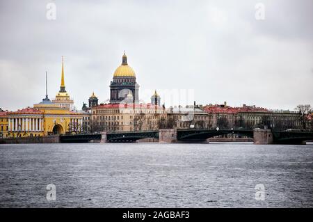 Blick vom Turm der Admiralität, die St. Isaacs Kathedrale und Brücke über den Fluss Neva, St. Petersburg, Russland Stockfoto