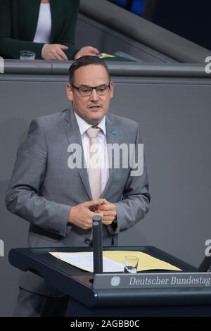 Berlin, Deutschland. 18 Dez, 2019. Martin Reichardt (AfD) spricht auf der 136. Sitzung des Deutschen Bundestages. Der Tagesordnungspunkt "elterngeld" diskutiert werden. Quelle: Jörg Carstensen/dpa/Alamy leben Nachrichten Stockfoto