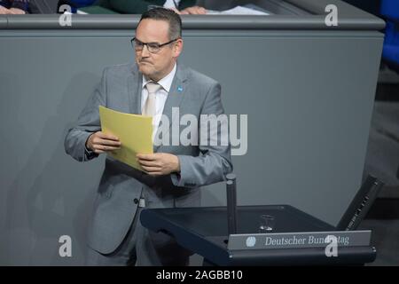 Berlin, Deutschland. 18 Dez, 2019. Martin Reichardt (AfD) spricht auf der 136. Sitzung des Deutschen Bundestages. Der Tagesordnungspunkt "elterngeld" diskutiert werden. Quelle: Jörg Carstensen/dpa/Alamy leben Nachrichten Stockfoto