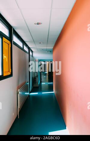 Vertikale Aufnahme eines blauen Flurs mit rosa und Wand Stockfoto