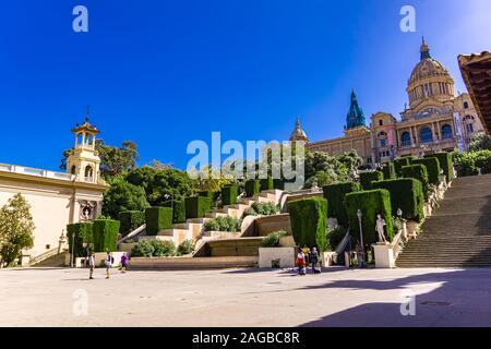 BARCELONA, SPANIEN - OKTOBER 8, 2019: Blick auf Palaus d'Alfons XIII ich de Victoria Eugenia in Barcelona, Spanien. Es ist von Josep Puig i Cadafalch für gebaut Stockfoto