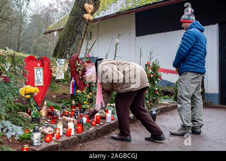 Hradecek, Tschechische Republik. 18 Dez, 2019. Menschen Kerzen am Mittwoch, Dezember 18, 2019, neben Hradecek, Vaclav Havels Cottage, in der ehemaligen Tschechischen und tschechoslowakischen Präsidenten starb, anlässlich der achten Jahrestag des Todes des früheren Präsidenten Vaclav Havel (1936-2011). Quelle: David Tanecek/CTK Photo/Alamy leben Nachrichten Stockfoto