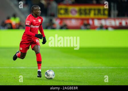 Leverkusen, Deutschland. 18 Dez, 2019. Fussball: Bundesliga, Bayer 04 Leverkusen - Hertha BSC, 16. Spieltag in der BayArena. Der Leverkusener Moussa Diaby führt den Ball. Credit: Rolf Vennenbernd/dpa - WICHTIGER HINWEIS: In Übereinstimmung mit den Anforderungen der DFL Deutsche Fußball Liga oder der DFB Deutscher Fußball-Bund ist es untersagt, zu verwenden oder verwendet Fotos im Stadion und/oder das Spiel in Form von Bildern und/oder Videos - wie Foto Sequenzen getroffen haben./dpa/Alamy leben Nachrichten Stockfoto