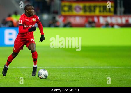 Leverkusen, Deutschland. 18 Dez, 2019. Fussball: Bundesliga, Bayer 04 Leverkusen - Hertha BSC, 16. Spieltag in der BayArena. Der Leverkusener Moussa Diaby führt den Ball. Credit: Rolf Vennenbernd/dpa - WICHTIGER HINWEIS: In Übereinstimmung mit den Anforderungen der DFL Deutsche Fußball Liga oder der DFB Deutscher Fußball-Bund ist es untersagt, zu verwenden oder verwendet Fotos im Stadion und/oder das Spiel in Form von Bildern und/oder Videos - wie Foto Sequenzen getroffen haben./dpa/Alamy leben Nachrichten Stockfoto