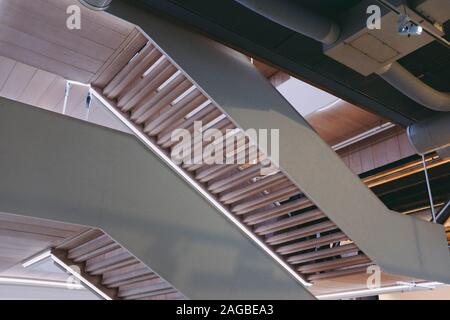 Low-Winkel Aufnahme der hölzernen Treppe in einem modernen Gebäude Stockfoto