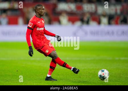 Leverkusen, Deutschland. 18 Dez, 2019. Fussball: Bundesliga, Bayer 04 Leverkusen - Hertha BSC, 16. Spieltag in der BayArena. Der Leverkusener Moussa Diaby führt den Ball. Credit: Rolf Vennenbernd/dpa - WICHTIGER HINWEIS: In Übereinstimmung mit den Anforderungen der DFL Deutsche Fußball Liga oder der DFB Deutscher Fußball-Bund ist es untersagt, zu verwenden oder verwendet Fotos im Stadion und/oder das Spiel in Form von Bildern und/oder Videos - wie Foto Sequenzen getroffen haben./dpa/Alamy leben Nachrichten Stockfoto