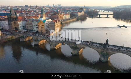 Luftaufnahme von Charles Bridge bei Sonnenuntergang Licht im Dezember in Prag, Tschechische Republik Stockfoto