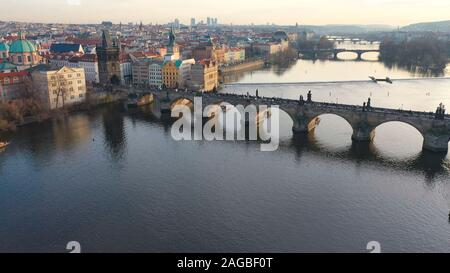 Luftaufnahme von Charles Bridge bei Sonnenuntergang Licht im Dezember in Prag, Tschechische Republik Stockfoto