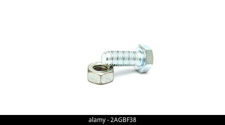 Schrauben und Muttern auf einem weißen Hintergrund. Stockfoto