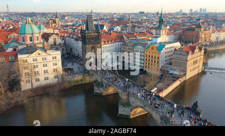 Luftaufnahme von Charles Bridge bei Sonnenuntergang Licht im Dezember in Prag, Tschechische Republik Stockfoto