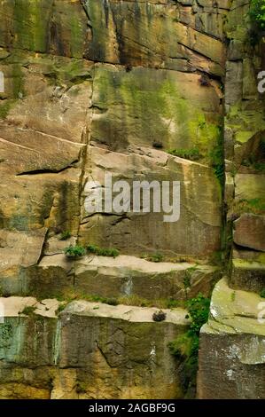 Abgebrochene gritstone Gesichter im Sonnenlicht arbeitete in Bole Hill Steinbruch in der Nähe von Grindleford, Peak District Stockfoto