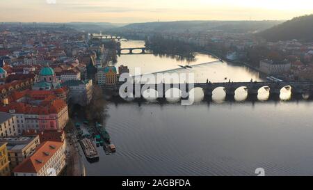 Luftaufnahme von Charles Bridge bei Sonnenuntergang Licht im Dezember in Prag, Tschechische Republik Stockfoto