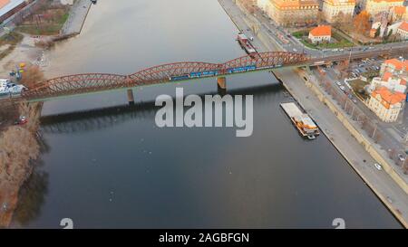 Luftaufnahme der Eisenbahnbrücke über der Moldau oder Vysehradsky Die meisten in Prag, Tschechische Republik Stockfoto