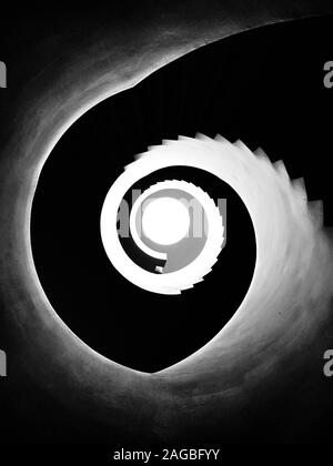 Vertikale Low-Angle-Aufnahme von Spiral schwarz und weiß Treppe Stockfoto