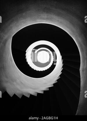 Vertikale Low-Angle-Aufnahme von Spiral schwarz und weiß Treppe Stockfoto