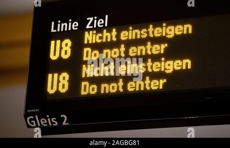 Berlin, Deutschland. 17 Dez, 2019. Eine Anzeige in der wittenau Station der Linie 8 zeigt "nicht geben". Credit: Fabian Sommer/dpa/Alamy leben Nachrichten Stockfoto