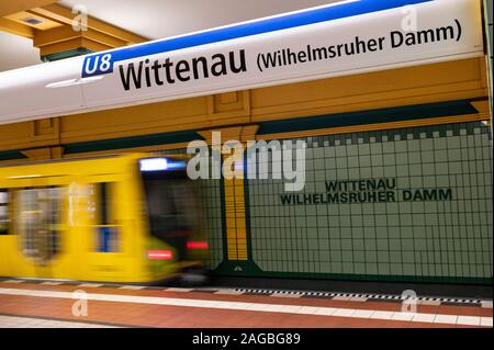 Berlin, Deutschland. 17 Dez, 2019. Die U-Bahn Linie 8 fährt in den Bahnhof Wittenau. Credit: Fabian Sommer/dpa/Alamy leben Nachrichten Stockfoto