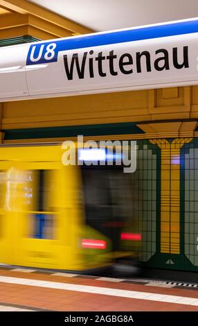 Berlin, Deutschland. 17 Dez, 2019. Die U-Bahn Linie 8 fährt in den Bahnhof Wittenau. Credit: Fabian Sommer/dpa/Alamy leben Nachrichten Stockfoto