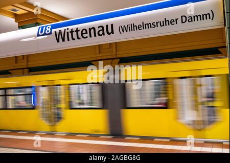 Berlin, Deutschland. 17 Dez, 2019. Die U-Bahn Linie 8 fährt in den Bahnhof Wittenau. Credit: Fabian Sommer/dpa/Alamy leben Nachrichten Stockfoto