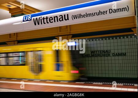 Berlin, Deutschland. 17 Dez, 2019. Die U-Bahn Linie 8 fährt in den Bahnhof Wittenau. Credit: Fabian Sommer/dpa/Alamy leben Nachrichten Stockfoto