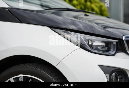 Der Blick auf die brandneue moderne Elektroautos. 7/8-Foto Stockfoto