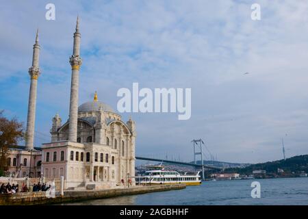 Istanbul, Türkei. November 23, 2019. Ortaköy Moschee (Ortaköy Camii) und den Bosporus Brücke Bogazici Koprusu). Bosporus Stockfoto