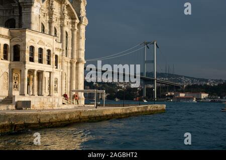 Istanbul, Türkei. November 23, 2019. Ortaköy Moschee (Ortaköy Camii) und den Bosporus Brücke Bogazici Koprusu). Bosporus Stockfoto