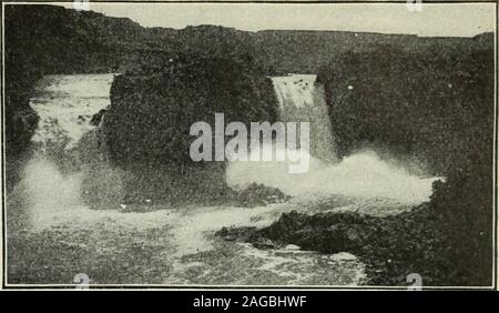 . Überprüfung der Bewertungen und der Welt arbeiten. Schwarze LAVA KLIPPEN am Shoshone Falls. TWIN FALLS, Snake River. Betten aus Lava. Die fruchtbaren Täler und Hochebenen arescattered Alles über, dessen Boden ist vor allem Volcanicash und praktisch unerschöpflich - der Boden uponwhich die Sizilianer haben wachsende Weizen seit 2000 Jahren. Nirgendwo in unserem Land ist therea Region so umfangreiche besitzen so viele admir - in der Lage, Qualitäten von Klima, wie dieses riesige volcaniczone. Sogar so weit nördlich wie der britische Linie, inder unteren Tälern, es reift der Pfirsich, die Mandel, die tig, Baumwolle, Tabak, und eine ungewöhnliche diversityof Getreide, Früchte, und Stockfoto