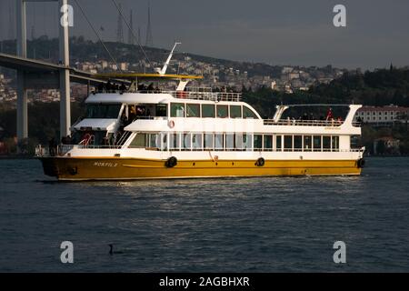 Istanbul, Türkei. November 23, 2019. Öffentliche Schiff auf dem Bosporus Stockfoto