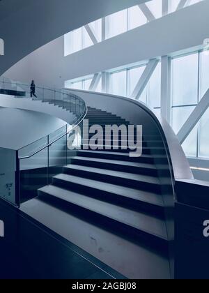 Vertikale Aufnahme einer modernen Treppe in einem schönen Weiß Gebäude Stockfoto
