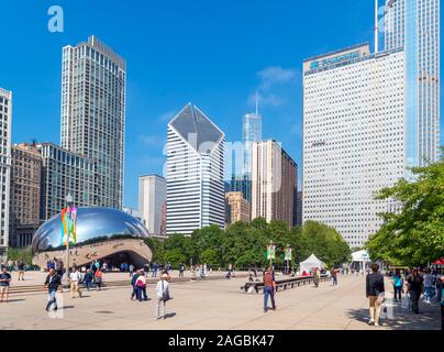 Millennium Park, Chicago. Anish Kapoors "Cloud Gate' Skulptur im Millennium Park und die Skyline der Innenstadt hinter, Chicago, Illinois, USA Stockfoto
