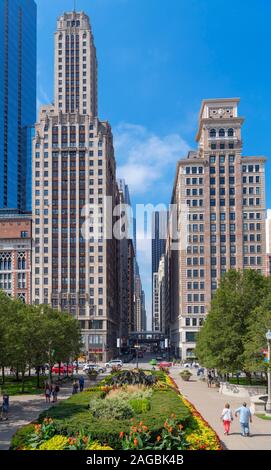 Art déco-Architektur in Chicago. Blick nach Osten Madison Street von Millennium Park, Chicago, Illinois, USA Stockfoto