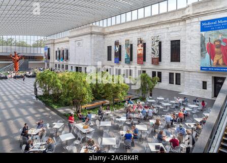 Cafe im Atrium, zwischen den neuen und alten Gebäuden, Cleveland Museum of Art, Cleveland, Ohio, USA Stockfoto