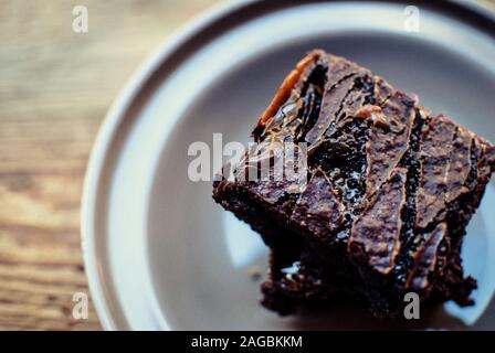 High-Angle Nahaufnahme eines leckeren Brownie Kuchen mit Unscharfer Hintergrund Stockfoto