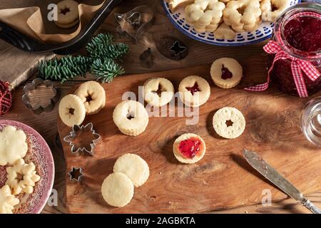 Füllen traditionellen Linzer Weihnachtsplätzchen mit rote Johannisbeere Konfitüre Stockfoto