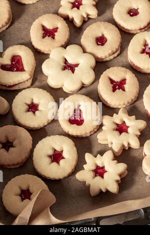 Traditionelle Linzer Weihnachtsplätzchen mit rote Johannisbeere Konfitüre gefüllt Stockfoto