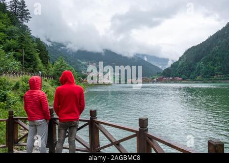 Zwei junge uzungöl See in der Türkei suchen Stockfoto