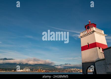 Low-Angle-Aufnahme des Lighthouse on Seawall im Stanley Park, Vancouver Stockfoto