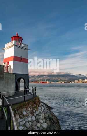 Vertikale Low-Angle-Aufnahme des Leuchtturms am Seawall im Stanley Park, Vancouver Stockfoto