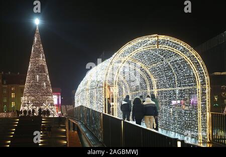 Danzig, Polen. 18 Dez, 2019. Weihnachten Dekorationen und Illuminationen in Danzig. Tausende Lichter/ jede Nacht auf den wichtigsten Straßen und Plätze der Stadt Danzig. Die meisten der Dekorationen wurden in der Altstadt installiert. Credit: Damian Klamka/ZUMA Draht/Alamy leben Nachrichten Stockfoto