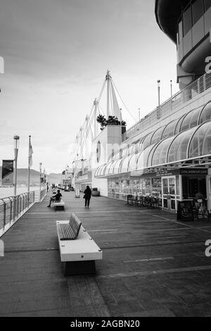 VANCOUVER, KANADA - November 13, 2019: Eine vertikale Graustufen Schuß des Canada Place in Vancouver Stockfoto