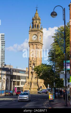 16. Oktober 2019 Den schiefen Albert clock in Belfast. Nordirland. Auf Holz- Grundlagen, auf den Fluss Farcet 1865 erbaute Wahrzeichen ist ein. Stockfoto