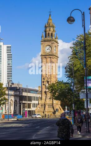 16. Oktober 2019 Den schiefen Albert clock in Belfast. Nordirland. Auf Holz- Grundlagen, auf den Fluss Farcet 1865 erbaute Wahrzeichen ist ein. Stockfoto