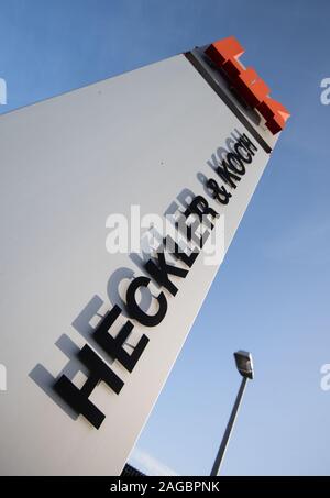 Oberndorf am Neckar, Deutschland. 18 Dez, 2019. Das Logo der Waffen Hersteller Heckler & Koch kann auf dem Firmengelände gesehen werden. Credit: Marijan Murat/dpa/Alamy leben Nachrichten Stockfoto