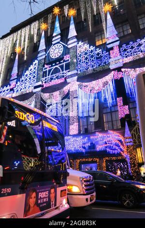 Saks Fifth Avenue's Holiday Licht und Ton Display, NEW YORK CITY, USA Stockfoto