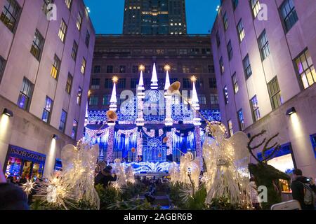 Saks Fifth Avenue's Holiday Licht und Ton Display, NEW YORK CITY, USA Stockfoto