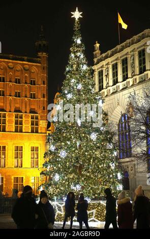 Danzig, Polen. 18 Dez, 2019. Weihnachtsbaum bei Dlugi Targ. Tausende Lichter jede Nacht auf den wichtigsten Straßen und Plätze der Stadt Danzig glänzen. Die meisten der Dekorationen wurden in der Altstadt installiert. Credit: Damian Klamka/ZUMA Draht/Alamy leben Nachrichten Stockfoto