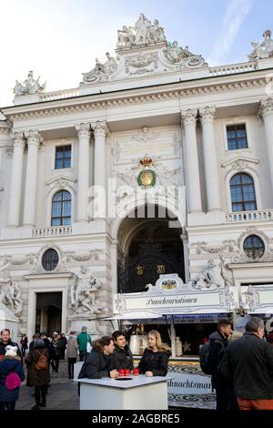 Gluhwein trinkende Menschen in der Hofburg; Wiener Weihnachtsmarkt, Wien Österreich Europa Stockfoto