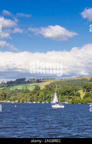 Segelboote in Ullswater, Lake District, Großbritannien Stockfoto